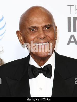 **DATEIFOTO** Harry Belafonte ist verstorben** LOS ANGELES, CA - FEBRUAR 01: Harry Belafonte bei den NAACP Image Awards 44. im Shrine Auditorium am 1. Februar 2013 in Los Angeles, Kalifornien. © MediaPunch Inc Stockfoto