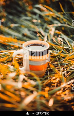 Eine Tasse Kaffee draußen im Freien. Eine frische Atmosphäre. Stockfoto