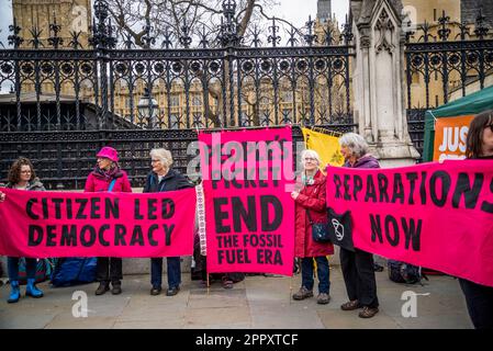 Kampagne für Klimareparationen - Teil des Aussterbens Rebellion Protest Fighting for Climate Justice, Parliament Square, London, England, UK, 24/04/20 Stockfoto