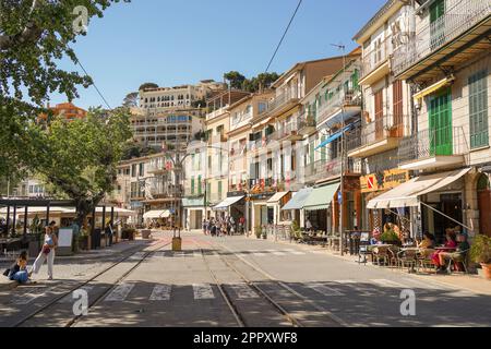 Historisches Zentrum von Puerto Soller mit Eisenbahn, Balearen, Mallorca, Spanien. Stockfoto