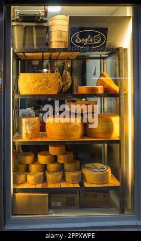 Parmesan-Käseräder im Kühlschrank, italienisches Lebensmittelgeschäft, überdachter Markt Santa Catalina, Mallorca, Balearen, Spanien. Stockfoto