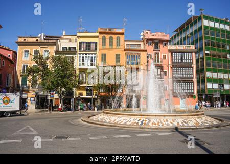 Plaza Reina, Einkaufs- und Restaurantviertel mit Brunnen, Palma de Mallorca, Balearen, Spanien. Stockfoto