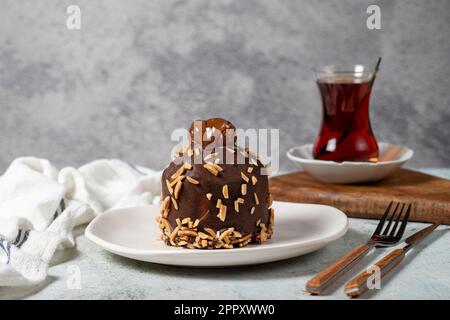 Kastanie und Schokoladenkuchen. Köstlicher Kuchen mit Sahnefüllung. Studioaufnahmen. Backwaren Stockfoto