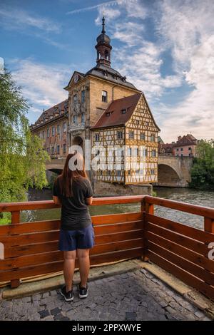 Bamberg Deutschland, Skyline am Alten Rathaus, Altes Rathaus, Altes Rathaus und Fluss Linker Regnitzarm mit Touristenfrauen Stockfoto