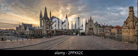 Gent Belgien, Panoramablick auf die Skyline der Stadt bei Sonnenaufgang an der St. Michael's Bridge (Sint-Michielsbrug) Stockfoto