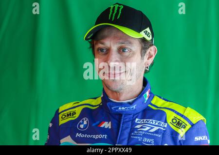 Valentino Rossi aus Italien und BMW M4 GT3 Team WRT sprechen mit Journalisten auf der Pressekonferenz während der Fanatec GT World Challenge Europe Monza auf der Autodromo Nazionale Monza. Stockfoto