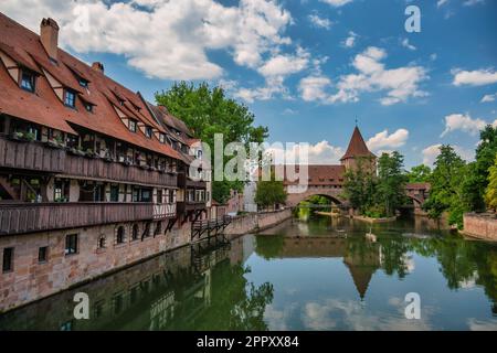 Nürnberg Deutschland, Skyline am Wasserturm und Pegnitz von der Max Bridge aus Stockfoto