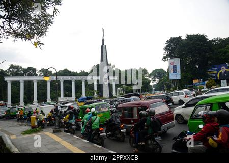 Bogor, West Java, Indonesien. 25. April 2023. Autofahrer pendeln in einem Stau in Bogor, während die Menschen ihren Urlaub während des Urlaubs am Eid al-Fitr in ihren Heimatstädten verbringen. (Kreditbild: © Adriana Adie/ZUMA Press Wire) NUR REDAKTIONELLE VERWENDUNG! Nicht für den kommerziellen GEBRAUCH! Stockfoto