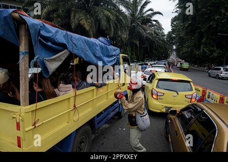 Bogor, West Java, Indonesien. 25. April 2023. Autofahrer pendeln in einem Stau in Bogor, während die Menschen ihren Urlaub während des Urlaubs am Eid al-Fitr in ihren Heimatstädten verbringen. (Kreditbild: © Adriana Adie/ZUMA Press Wire) NUR REDAKTIONELLE VERWENDUNG! Nicht für den kommerziellen GEBRAUCH! Stockfoto