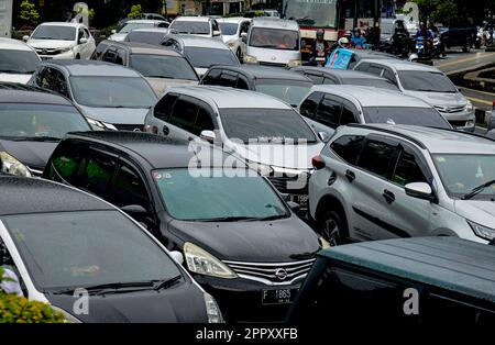 Bogor, West Java, Indonesien. 25. April 2023. Autofahrer pendeln in einem Stau in Bogor, während die Menschen ihren Urlaub während des Urlaubs am Eid al-Fitr in ihren Heimatstädten verbringen. (Kreditbild: © Adriana Adie/ZUMA Press Wire) NUR REDAKTIONELLE VERWENDUNG! Nicht für den kommerziellen GEBRAUCH! Stockfoto