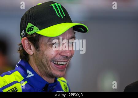 Monza, Italien. 21. April 2023. Valentino Rossi aus Italien und BMW M4 GT3 Team WRT sprechen mit Journalisten auf der Pressekonferenz während der Fanatec GT World Challenge Europe Monza auf der Autodromo Nazionale Monza. (Foto: Fabrizio Carabelli/SOPA Images/Sipa USA) Guthaben: SIPA USA/Alamy Live News Stockfoto