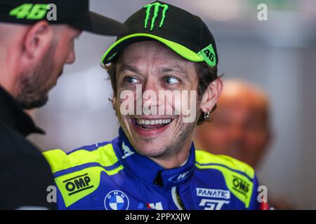 Monza, Italien. 21. April 2023. Valentino Rossi aus Italien und BMW M4 GT3 Team WRT sprechen mit Journalisten auf der Pressekonferenz während der Fanatec GT World Challenge Europe Monza auf der Autodromo Nazionale Monza. (Foto: Fabrizio Carabelli/SOPA Images/Sipa USA) Guthaben: SIPA USA/Alamy Live News Stockfoto