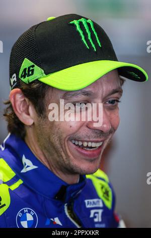 Monza, Italien. 21. April 2023. Valentino Rossi aus Italien und BMW M4 GT3 Team WRT sprechen mit Journalisten auf der Pressekonferenz während der Fanatec GT World Challenge Europe Monza auf der Autodromo Nazionale Monza. (Foto: Fabrizio Carabelli/SOPA Images/Sipa USA) Guthaben: SIPA USA/Alamy Live News Stockfoto