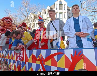 FSV Mainz 05 Spieler schweben auf dem Fastnacht Karneval 2023, Mainz bleibt töricht, Stadtzentrum, Rheinland-Pfalz, Deutschland Stockfoto