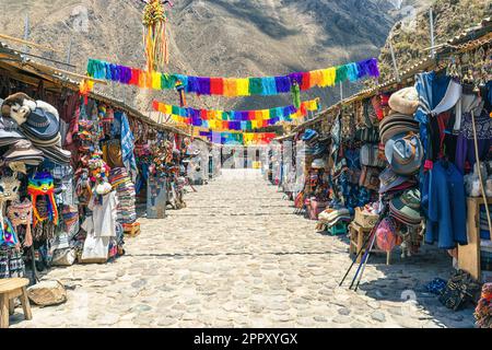 Eine farbenfrohe Straße auf dem Kunsthandwerksmarkt in Ollantaytambo in der Nähe von Cusco in Peru Stockfoto