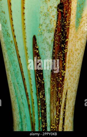 Goldflocken auf dem Stiel einer handgeblasenen Tischlampe aus Glas, die von souffleur-de-Verre, Jean-Michel Operto, in Biot, Provence-Alpes-Côte d’Azur, Frankreich, geschaffen wurde Stockfoto