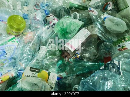 Moskau, Russland, November 2022: Recycling von transparenten Plastikflaschen. Bewusster Konsum, Müllsortierkonzept. Stockfoto