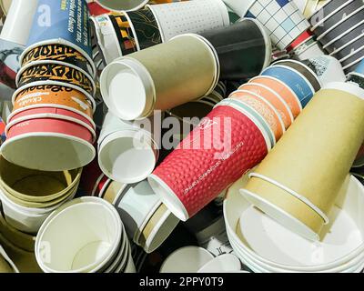 Moskau, Russland, November 2022: Ein Haufen bunter Kaffeetassen. Bewusster Konsum, Müllsortierkonzept. Stockfoto