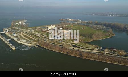 Hotel Divoká und Hochwasser- und Flussmanagementsysteme im Wasserkraftwerk Cunevo an der Donau, Slowakei Stockfoto