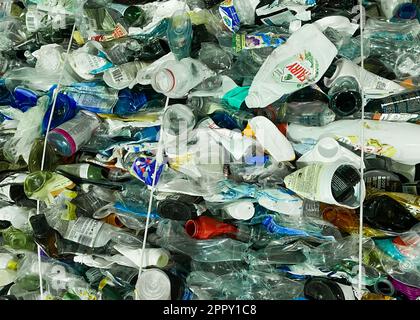 Moskau, Russland, November 2022: Recycling von Lebensmittelverpackungen aus Kunststoff – Flaschen und Behälter, Kisten. Bewusster Konsum, Müllsortierung und Nachhaltigkeit Stockfoto