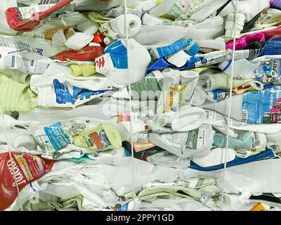 Moskau, Russland, November 2022: Recycling von Lebensmittelverpackungen aus Kunststoff – Flaschen, Behälter, Kisten. Bewusster Konsum, Mülltrennung und Nachhaltigkeit Stockfoto