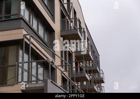 Moderne Fassade oder Außenfassade. Details des neu errichteten mehrstöckigen Gebäudes. Stockfoto