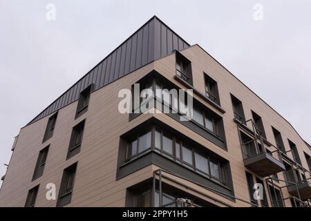 Moderne Fassade oder Außenfassade. Details des neu errichteten mehrstöckigen Gebäudes. Stockfoto