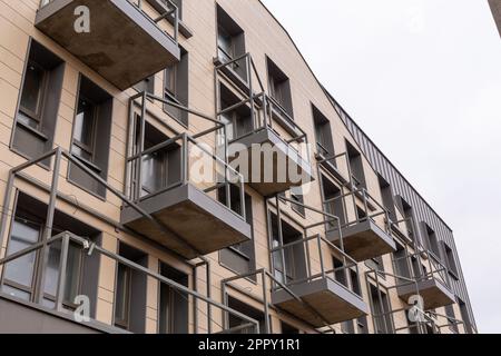 Moderne Fassade oder Außenfassade. Details des neu errichteten mehrstöckigen Gebäudes. Stockfoto