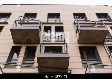 Moderne Fassade oder Außenfassade. Details des neu errichteten mehrstöckigen Gebäudes. Stockfoto