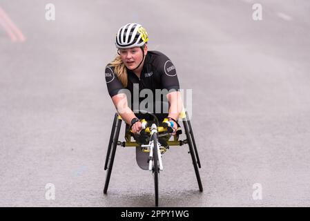 Joanna Robertson nimmt am TCS London Marathon 2023 Teil und durchquert Tower Hill, London, Großbritannien. Rollstuhlsportler Stockfoto