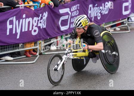 Joanna Robertson nimmt am TCS London Marathon 2023 Teil und durchquert Tower Hill, London, Großbritannien. Rollstuhlsportler Stockfoto