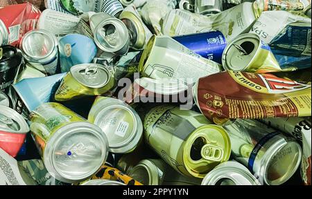Moskau, Russland, November 2022: Plattierte und zerdrückte leere Bierdosen. Bewusster Konsum, Müllsortierkonzept. Stockfoto