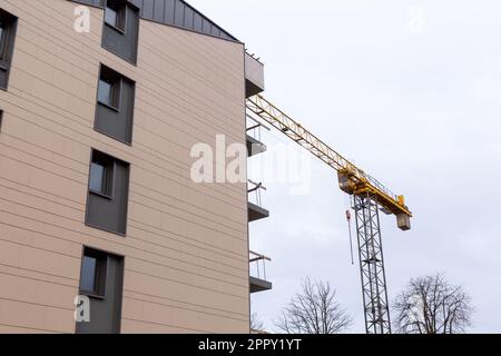 Moderne Fassade oder Außenfassade. Details des neu errichteten mehrstöckigen Gebäudes. Stockfoto