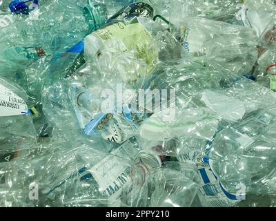 Moskau, Russland, November 2022: Recycling von transparenten Plastikflaschen. Bewusster Konsum, Müllsortierkonzept. Stockfoto