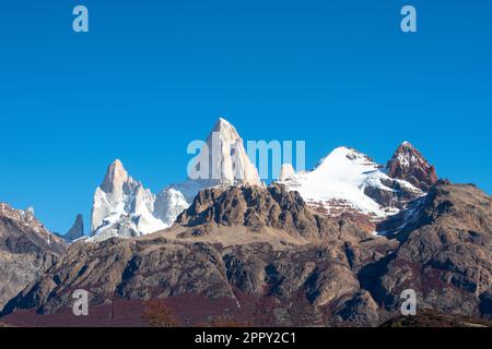 Ein atemberaubender Blick auf eine Bergkette in Patagonien, Argentinien Stockfoto