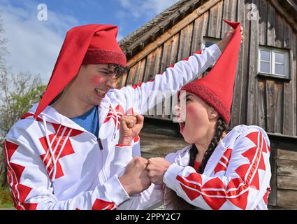 25. April 2023, Brandenburg, Burg: Julia Schmidt und Jakob Schäfer, Darsteller des sorbischen Nationalensemblums aus Bautzen (Sachsen), sind als Lutkis (Sorbisch für Leutchen) verkleidet, am Rande der Pressekonferenz für die Vorausplanung der Spreewald Sagennacht 14. In dieser Woche beginnen die Proben für die Spreewälder sagennacht 14. im sorbischen Nationalensemble. Am Pfingstwochenende vom 27. Bis 29. Mai können die Zuschauer ein weiteres aufregendes Abenteuer im Reich des Wenden King zusammen mit den Lutki Jolka und Jorko auf dem Burger Schlossberg erleben. Der legendäre Open Stockfoto