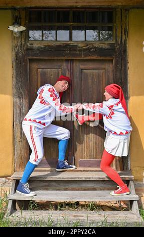 25. April 2023, Brandenburg, Burg: Julia Schmidt und Jakob Schäfer, Darsteller des sorbischen Nationalensemblums aus Bautzen (Sachsen), sind als Lutkis (Sorbisch für Leutchen) verkleidet, am Rande der Pressekonferenz für die Vorausplanung der Spreewald Sagennacht 14. In dieser Woche beginnen die Proben für die Spreewälder sagennacht 14. im sorbischen Nationalensemble. Am Pfingstwochenende vom 27. Bis 29. Mai können die Zuschauer ein weiteres aufregendes Abenteuer im Reich des Wenden King zusammen mit den Lutki Jolka und Jorko auf dem Burger Schlossberg erleben. Der legendäre Open Stockfoto