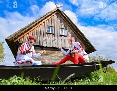 25. April 2023, Brandenburg, Burg: Julia Schmidt und Jakob Schäfer, Darsteller des sorbischen Nationalensemblums aus Bautzen (Sachsen), sind als Lutkis (Sorbisch für Leutchen) verkleidet, am Rande der Pressekonferenz für die Vorausplanung der Spreewald Sagennacht 14. In dieser Woche beginnen die Proben für die Spreewälder sagennacht 14. im sorbischen Nationalensemble. Am Pfingstwochenende vom 27. Bis 29. Mai können die Zuschauer ein weiteres aufregendes Abenteuer im Reich des Wenden King zusammen mit den Lutki Jolka und Jorko auf dem Burger Schlossberg erleben. Der legendäre Open Stockfoto