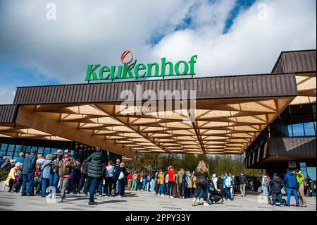 23. April 2023, Lisse, Niederlande: Besucher am Eingang des Keukenhof. Keukenhof ist auch bekannt als der Garten Europas, einer der weltweit größten Blumengärten und befindet sich in Lisse, den Niederlanden. Zusätzlich zu den Millionen Tulpen, Narzissen und Hyazinthen im Park ist die Blume in den Pavillons größer und schöner geworden. Bis zum 14. Mai 2023 werden voraussichtlich weit über 1 Millionen Menschen aus der ganzen Welt die Ausstellung besuchen. Damit leistet der Keukenhof einen wichtigen Beitrag für den niederländischen Tourismus- und Blumenzuchtsektor. (Bild: © Ana Fernandez/SOPA Stockfoto