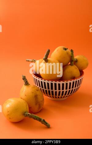 Nahaufnahme eines Tisches mit reifen Mehlkörnern in einer Schüssel mit orangefarbenem Hintergrund, in der Platz für Kopien vorhanden ist Stockfoto