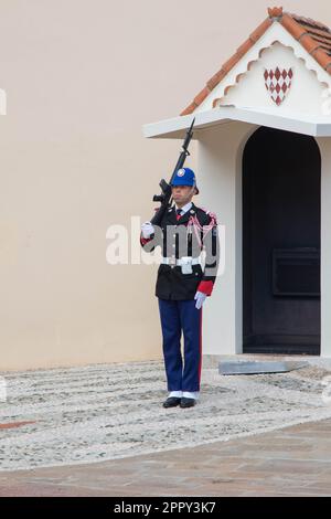 Monte-Ville, Monaco, April 21. 2023:- Mitglieder der Compagnie des Carabiniers du Prince während der Wachablösung, führten täglich A vor Stockfoto