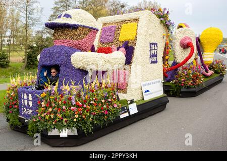 Noordwijk, NIEDERLANDE - 22. April 2023: Farbenfroher Schwimmer mit elektrischem Thema während der Bloemencorso-Blumenparade von Noordwijk nach Haarlem, der Stockfoto