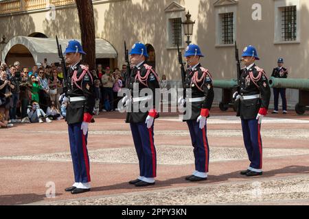 Monte-Ville, Monaco, April 21. 2023:- Mitglieder der Compagnie des Carabiniers du Prince während der Wachablösung, führten täglich A vor Stockfoto