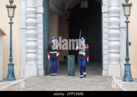 Monte-Ville, Monaco, April 21. 2023:- Mitglieder der Compagnie des Carabiniers du Prince während der Wachablösung, führten täglich A vor Stockfoto