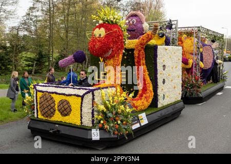 Noordwijk, NIEDERLANDE - 22. April 2023: Farbenfroher Festwagen mit Feier-Frühling-Thema während der Bloemencorso-Blumenparade von Noordwijk nach Haarl Stockfoto