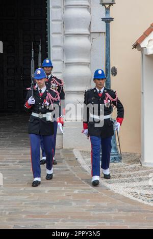 Monte-Ville, Monaco, April 21. 2023:- Mitglieder der Compagnie des Carabiniers du Prince während der Wachablösung, führten täglich A vor Stockfoto