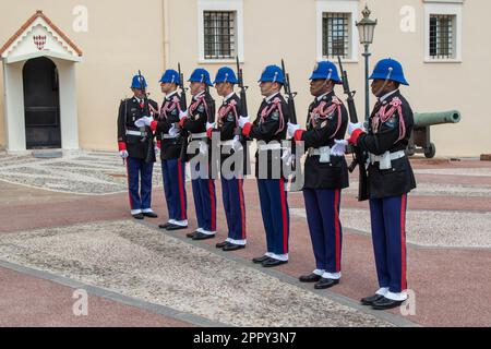 Monte-Ville, Monaco, April 21. 2023:- Mitglieder der Compagnie des Carabiniers du Prince während der Wachablösung, führten täglich A vor Stockfoto