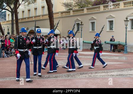 Monte-Ville, Monaco, April 21. 2023:- Mitglieder der Compagnie des Carabiniers du Prince während der Wachablösung, führten täglich A vor Stockfoto