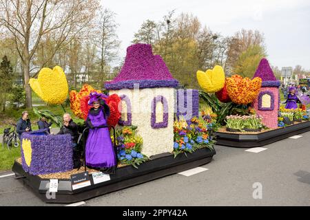 Noordwijk, NIEDERLANDE - 22. April 2023: Farbenfroher Festwagen mit Gartenmotiv Keukenhof während der Bloemencorso-Blumenparade von Noordwijk nach Haarl Stockfoto