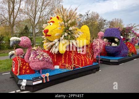 Noordwijk, Niederlande - 22. April 2023: Farbenfroher Festwagen mit afrikanischem Tiermotiv während der Bloemencorso-Blumenparade Bollenstreek Bloemencorso Stockfoto